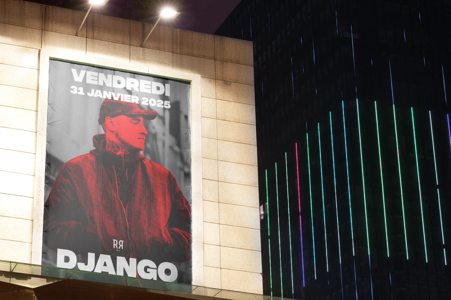 Affiche Django en grand format sur une façade de nuit
