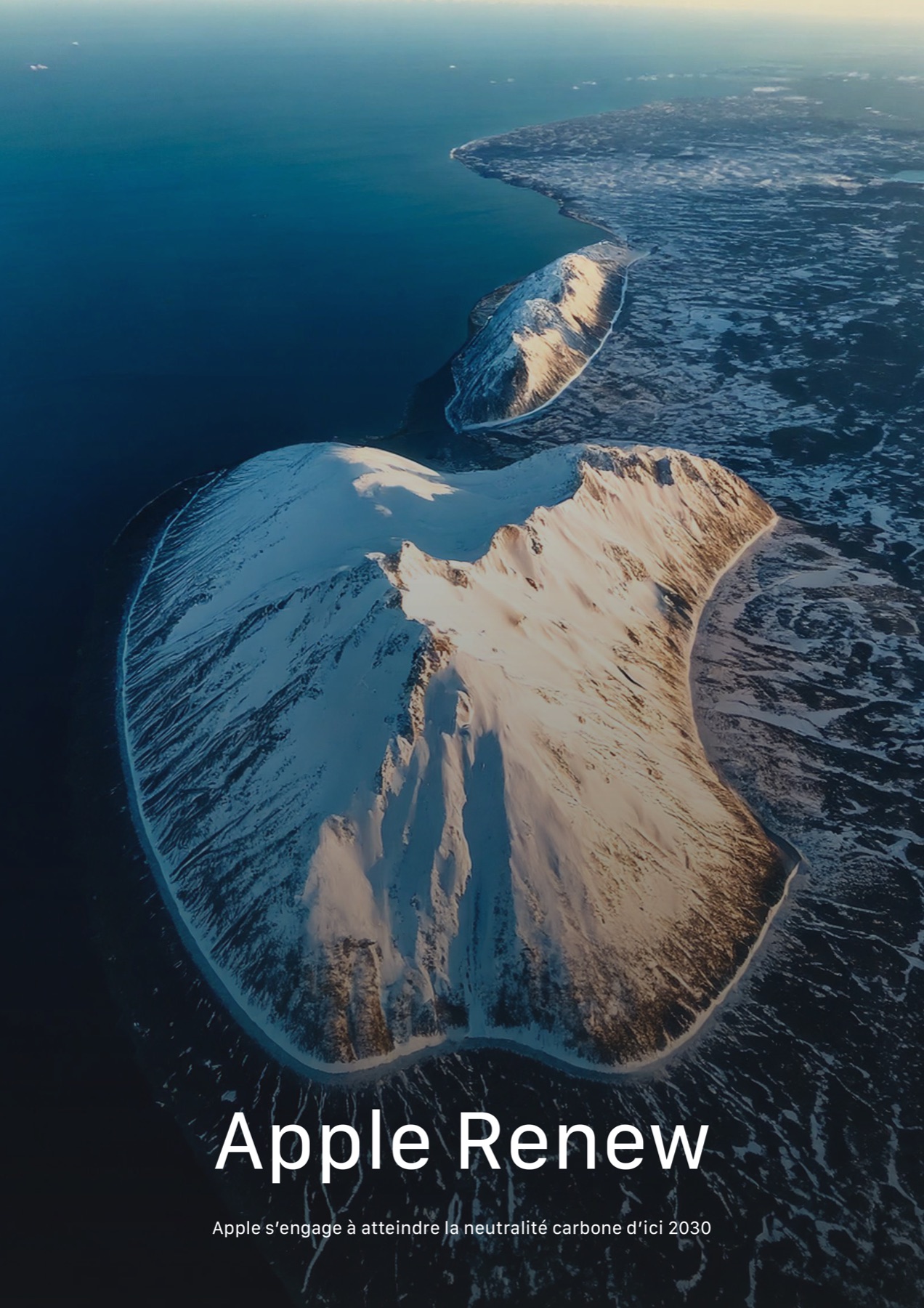 Apple Renew : une montagne enneigée en forme de pomme au bord de la mer