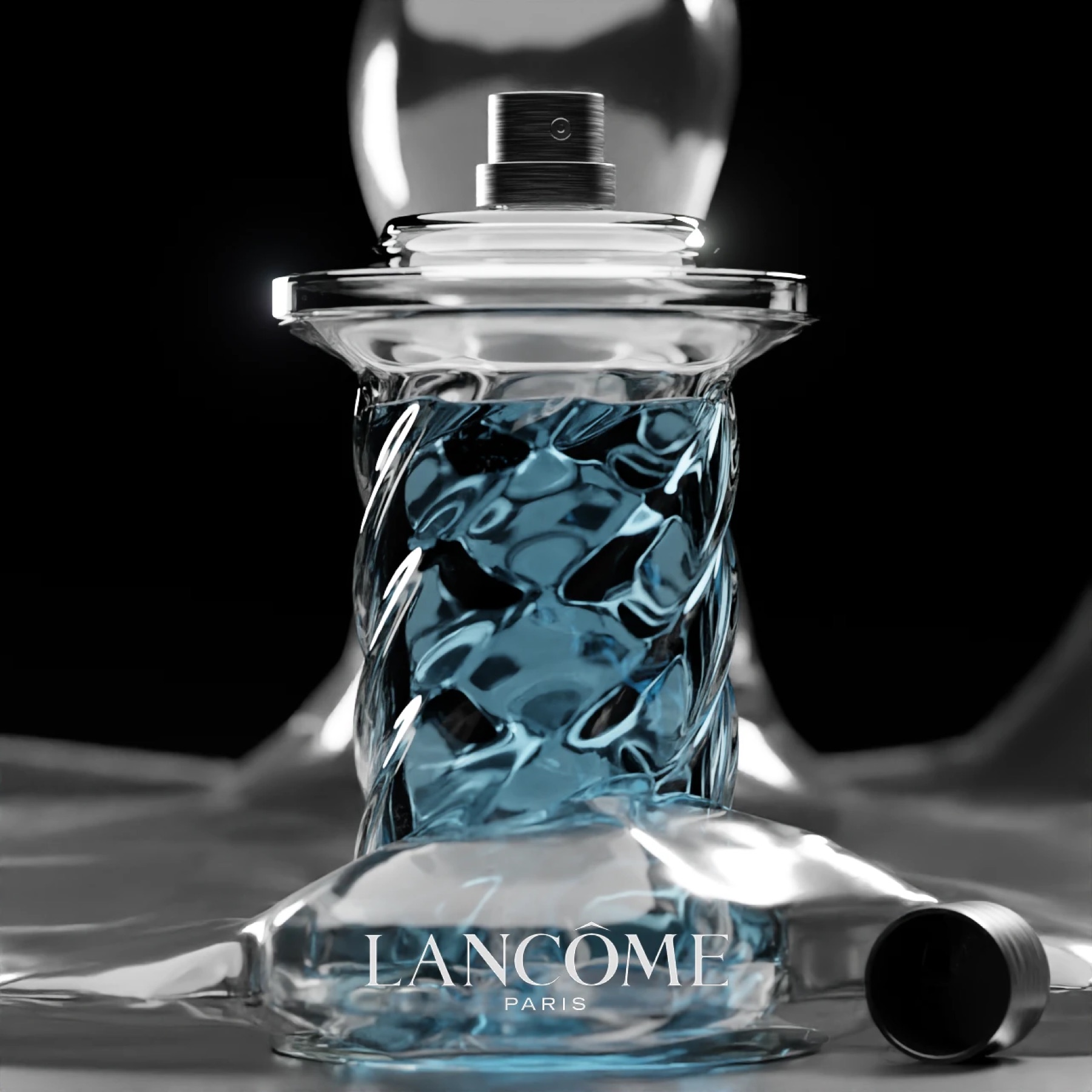 Flacon Lancôme en verre torsadé rempli de bleu, posé sur une surface liquide argentée